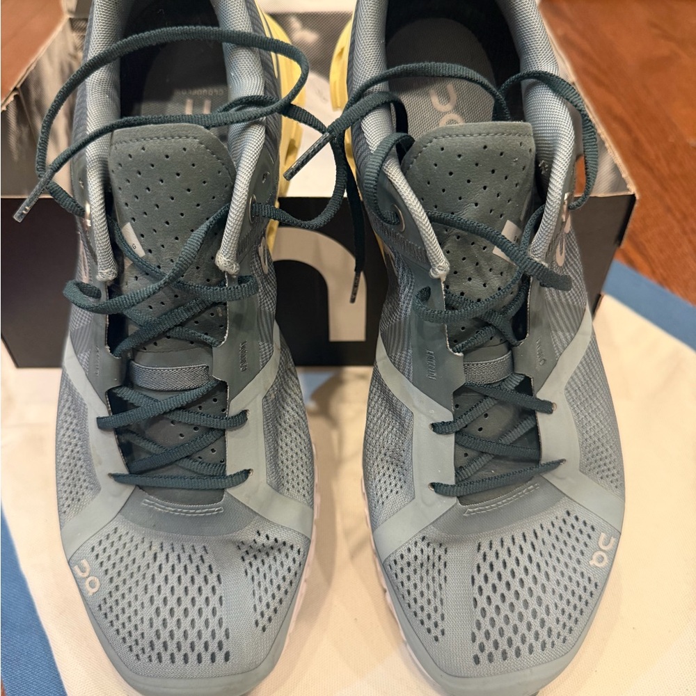 On Cloudflow Women’s Running Shoes size 11 - gently used.